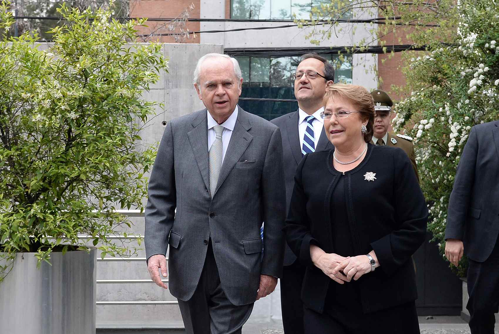 Bachelet se reunió con dueños de Chile para garantizar su derecho a propiedad