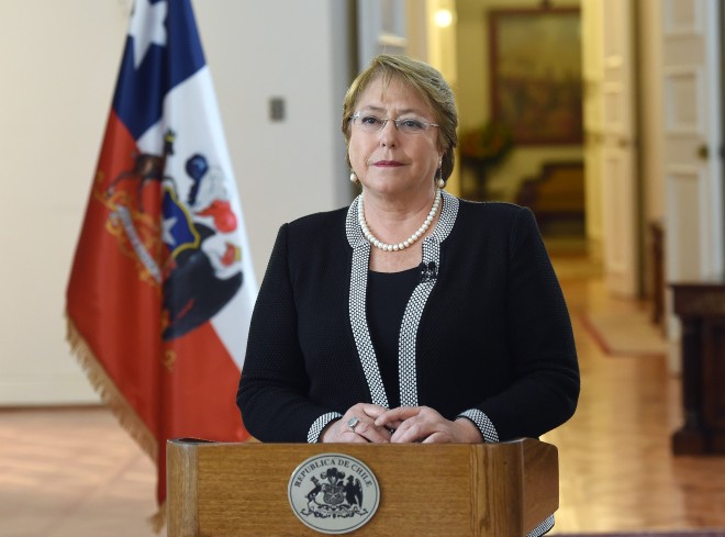 Bachelet, un año pegada en los 29