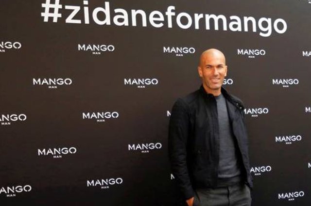 Zidane reaparece como modelo, elogia «la facha» de Benzema y critica a los futbolistas actuales