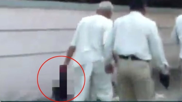 Fuerte video: Decapita a su esposa por infiel y camina por la calle con su cabeza en la mano