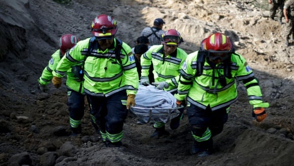 Ascienden a 131 los muertos por deslave en Guatemala