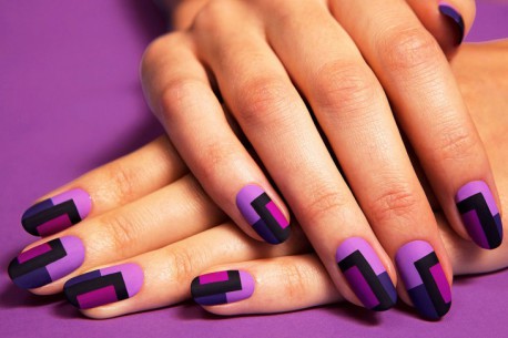 15 Diseños para pintar tus uñas de color morado con estilo