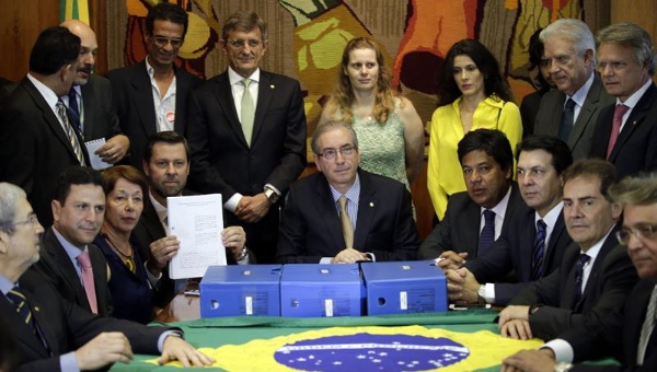 Oposición brasileña entrega petición de juicio contra Rousseff