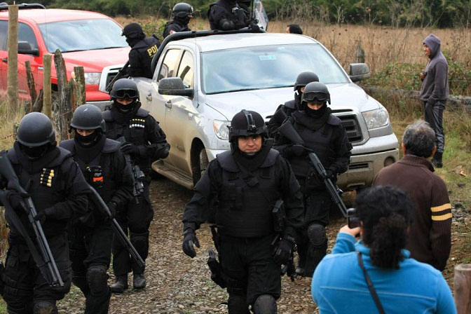 Violento allanamiento a comunidad mapuche donde fueron asesinados los weichafes Alex Lemún y Jaime Mendoza Collío