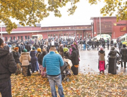 Neonazi mata a 2 personas en una escuela de Suecia