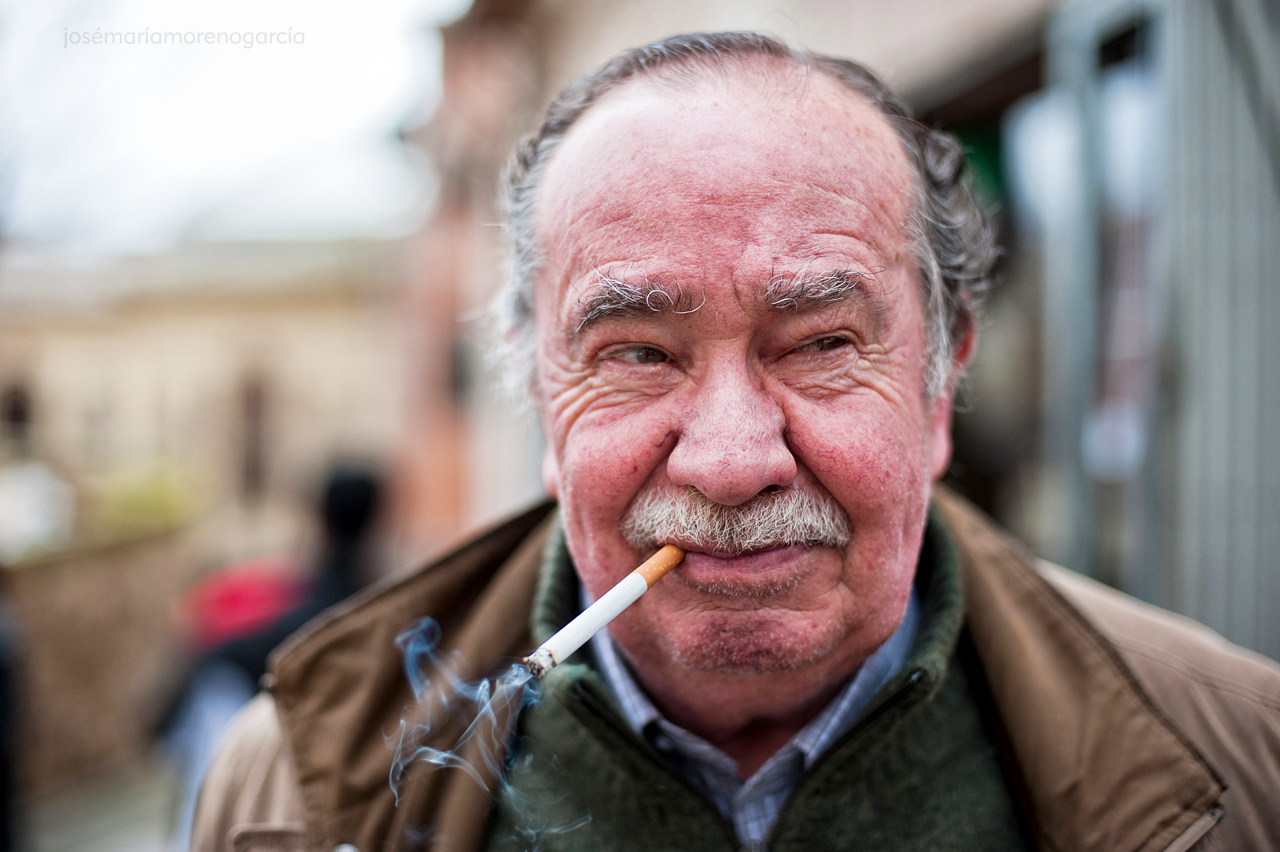 París multa a los fumadores que tiran colillas de cigarrillo en la calle