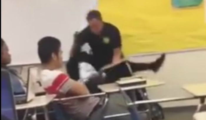 (Video) Un policía reduce con extrema violencia a una alumna en un instituto de Estados Unidos