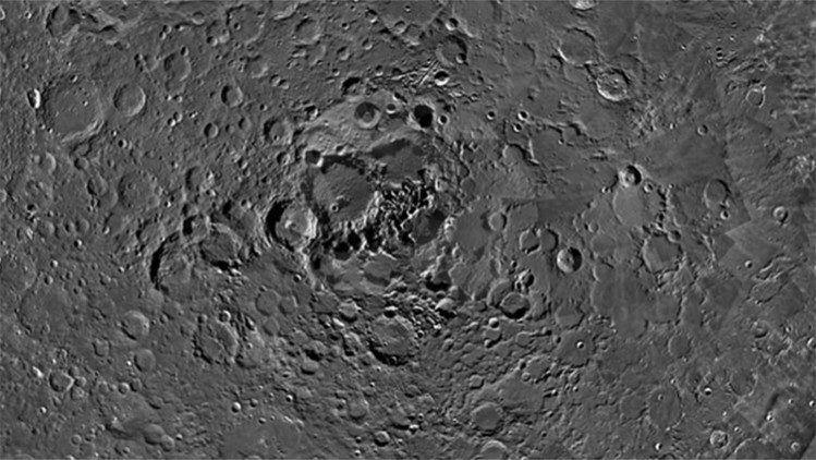 Nuevas fotografías del polo norte de la Luna dejan perplejos a los científicos
