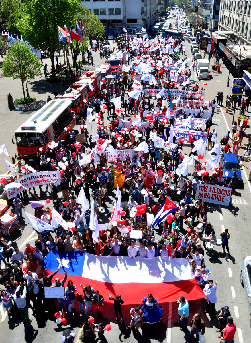 Más de 3 mil personas marcharon en Concepción por más médicos cubanos