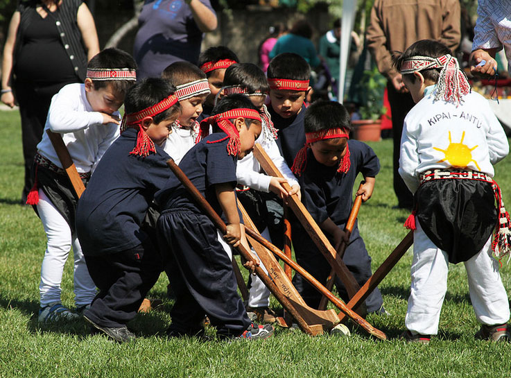 500 párvulos jugaron torneo infantil de palín, el deporte ancestral mapuche