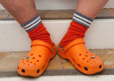 Acá te mostramos algunas razones de porqué debes dejar de usar el calzado Crocs