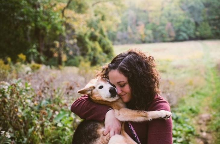 Una chica se despide de su perra de 16 años de la manera más emotiva