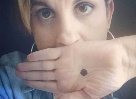 Si ves a alguien con un punto negro en la mano, ¡preocúpate!