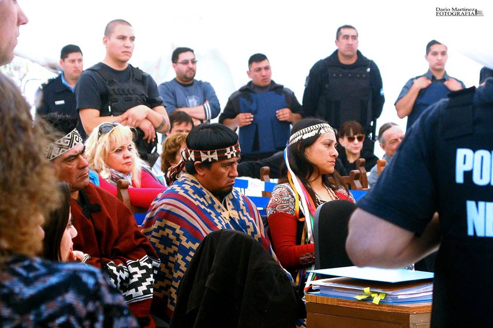 Crónica de la primera semana del histórico juicio a mapuches en Argentina