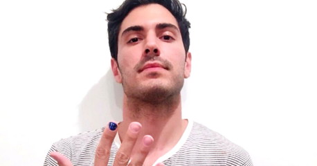 Si ves algún hombre por la calle con una uña pintada, esta es la razón
