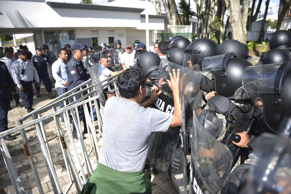 Con protestas y agresiones se realiza la evaluación docente en Xalapa, Veracruz