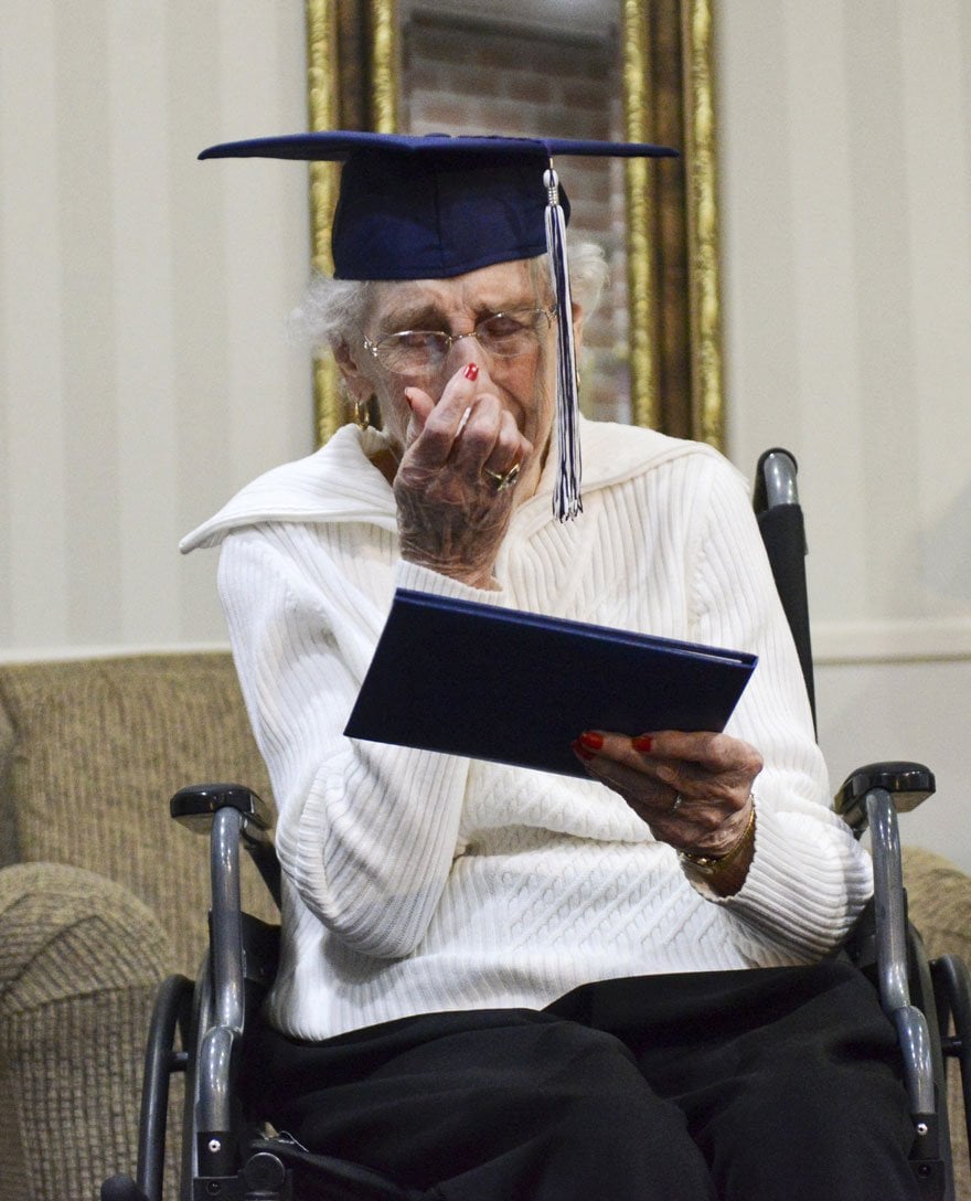 Recibe su diploma de graduación a los 97 años de edad