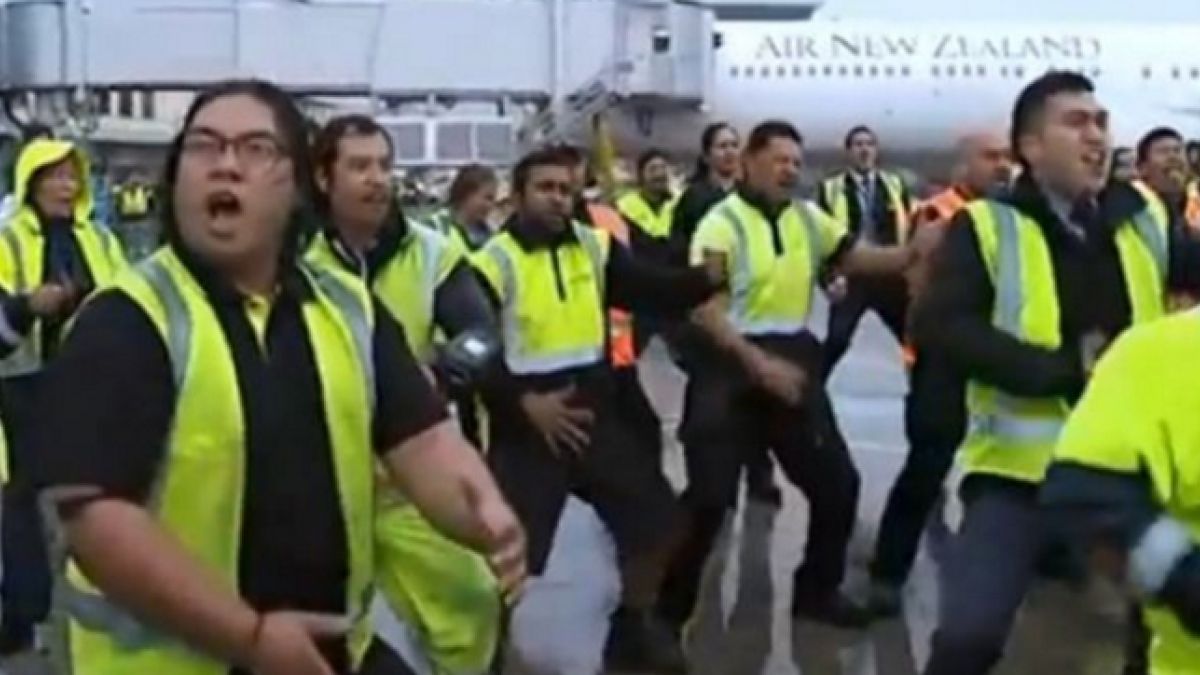 Personal de aeropuerto en Nueva Zelanda recibe a campeones del mundo con Haka