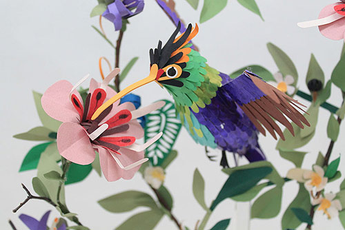 Delicadas esculturas de pájaros de papel
