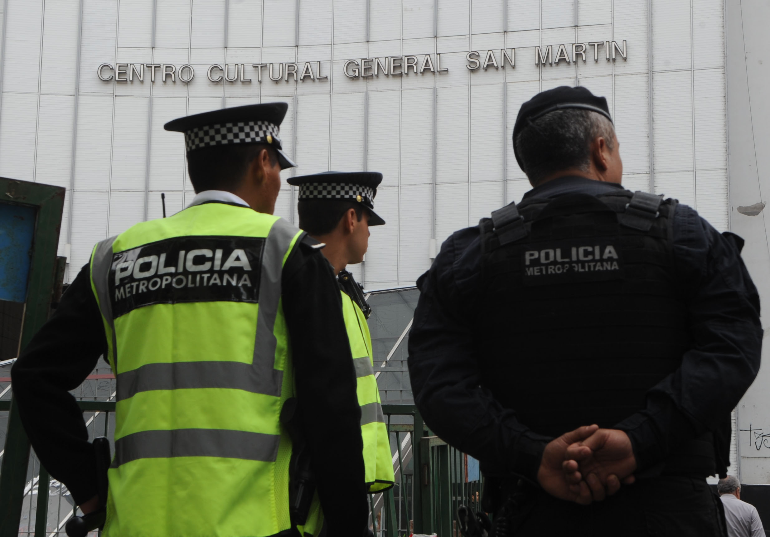 Represión ilegal: tres policías argentinos acusados de golpear a un indigente