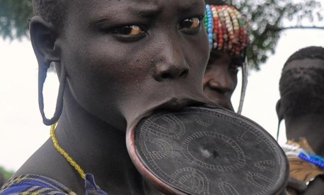 La impactante realidad de las mujeres plato: dolor y tradición en África