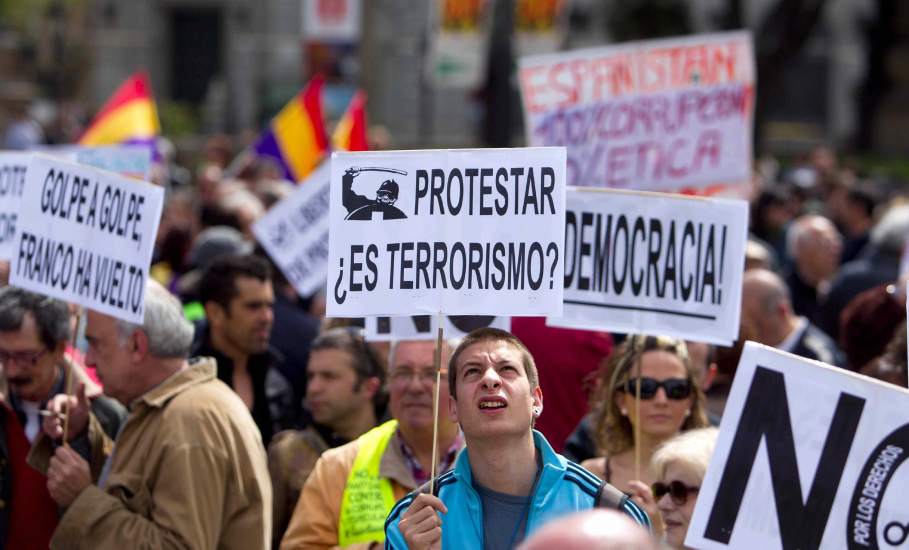 (Doctrina del shock) Guardias Civiles piden restringir “algunos derechos y libertades” como respuesta a la matanza en París