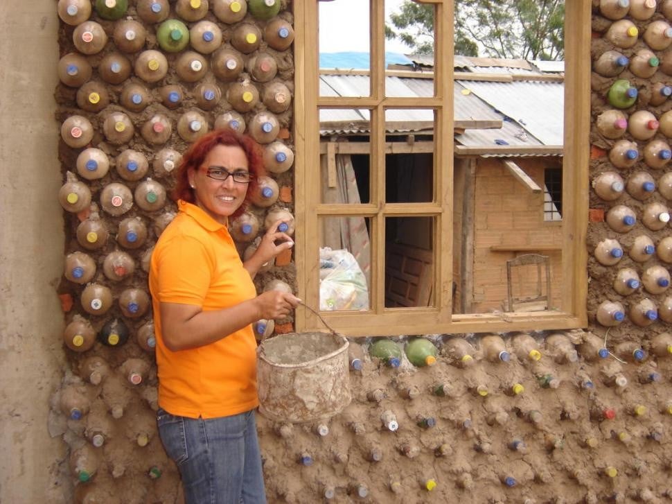 Una abogada boliviana hace casas con botellas PET para las personas en situación de extrema pobreza