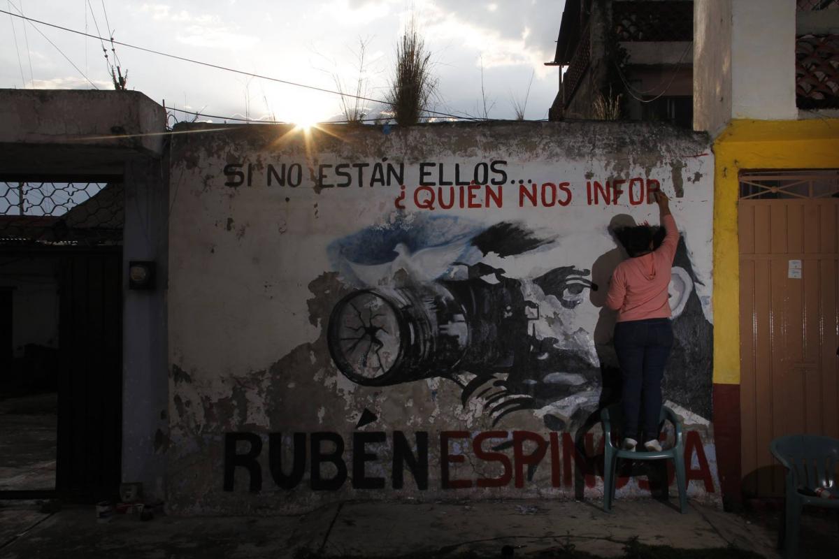 En México periodistas y artistas plásticos pintan «Bardas para no olvidar»
