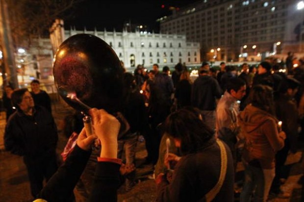 Con cacerolazo en todo Chile este viernes 13 organizaciones sociales protestan contra la colusión