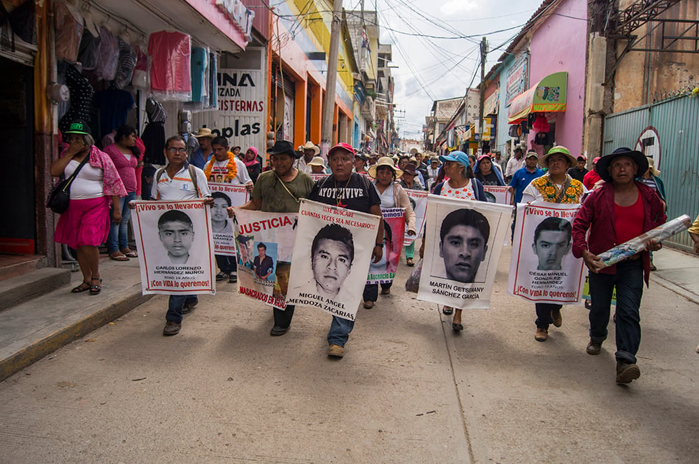 Reciben en Ayotzinapa padres de los 43 a damnificados de La Montaña