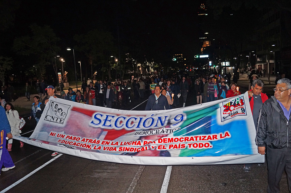 Profesores realizan manifestación en el DF en apoyo a sus compañeros de Oaxaca