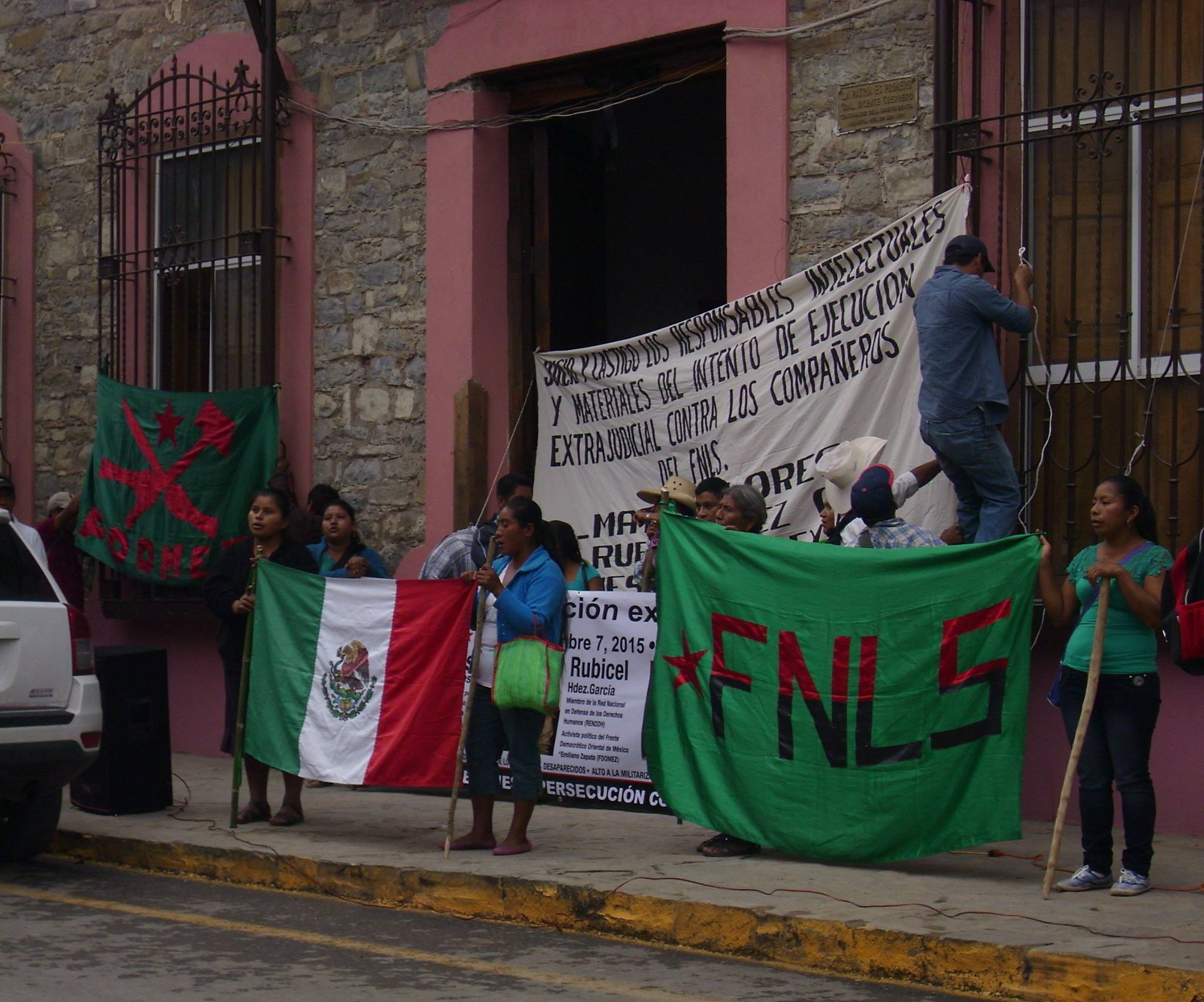 Campesinos de Huejutla, Hidalgo, toman alcaldía para exigir justicia por los 43 normalistas