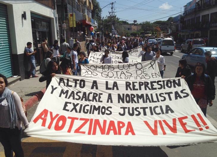 Marchan en repudio a la represión de normalistas de Ayotzinapa