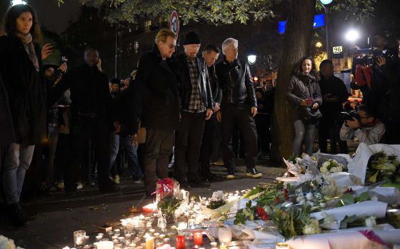 U2 rinde tributo a las víctimas de ataque en París afuera del Bataclan