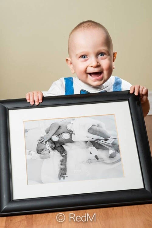 17 fotos de niños que nacieron prematuros y ahora sostienen sus retratos de bebés