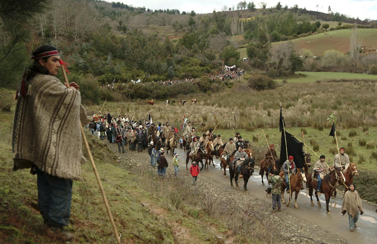 Abogado elogia el fallo de la Corte Suprema que reconoce la propiedad de tierras a mapuches en Argentina