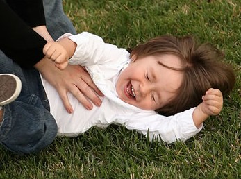 ¿Porqué no me puedo hacer cosquillas?