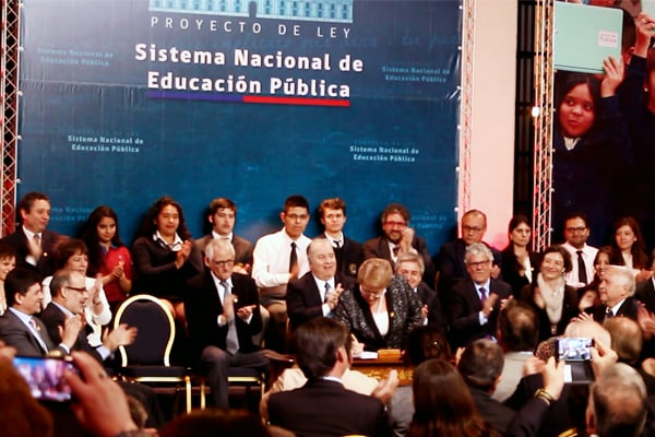 Bachelet firma proyecto de ley de Sistema de Educación Pública con dudas sobre su financiamiento