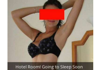 Su esposa le envió fotos SEXYS y cuando las vio supo que ella lo engañaba