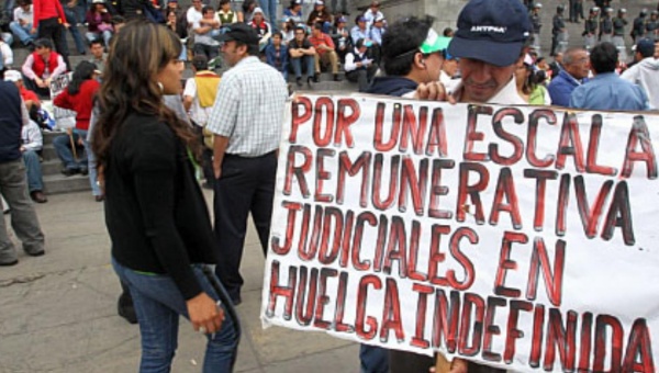 Sector público peruano mantiene huelga indefinida