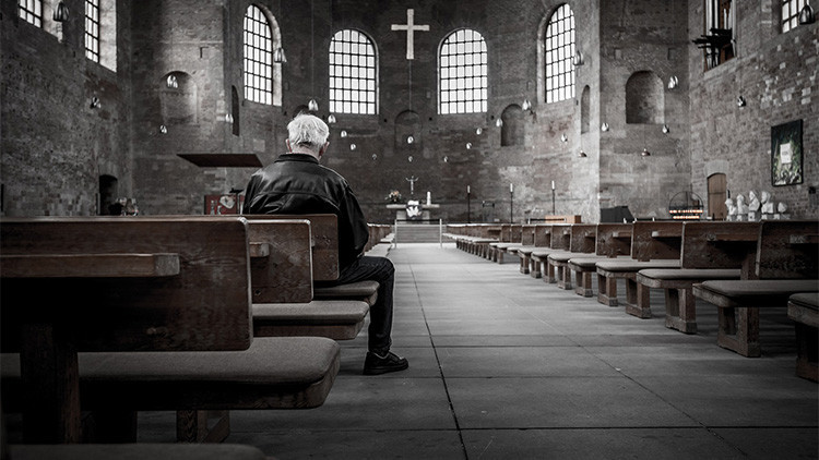 Una iglesia de Alemania retira altares, bancos y la pila bautismal para hacer hueco a los refugiados