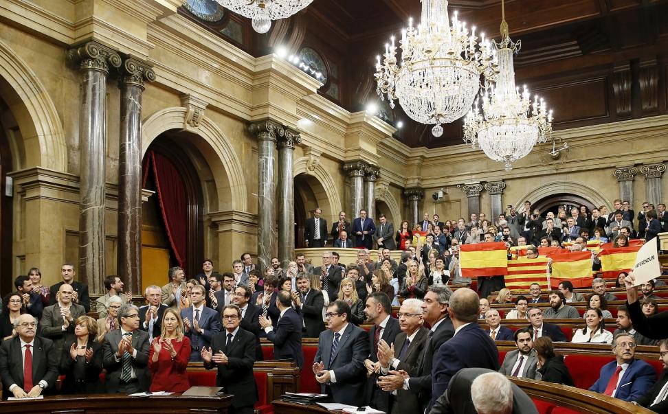 Gobierno español impugna declaración independentista catalana
