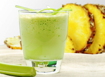Jugo de piña y apio más pepino para perder peso