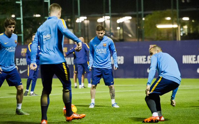 Messi vuelve a los entrenamientos y piensa en el clásico español