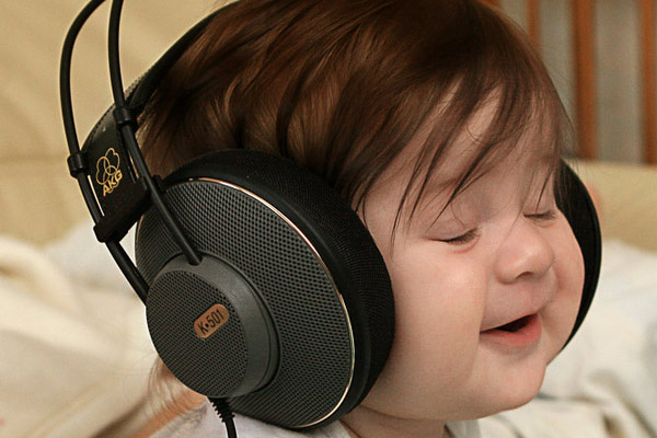 El canto calma a los niños por más tiempo que el habla
