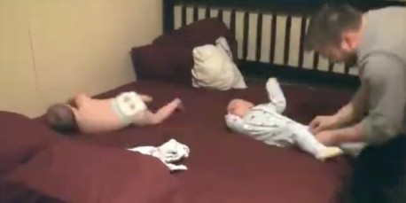 La odisea de unos padres cambiando pañales a sus bebés gemelos se vuelve viral