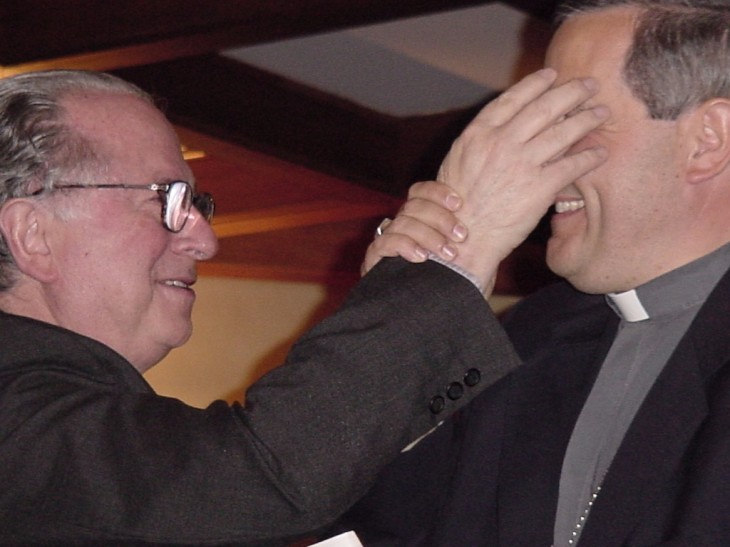 Juan Carlos Cruz revela foto de obispo Barros junto a Karadima
