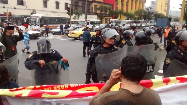 Policía reprime protesta del sector salud en Perú
