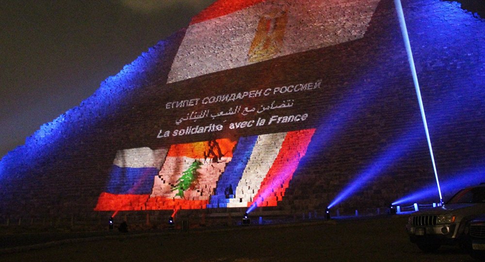 Las pirámides de Egipto se iluminan con las banderas de Rusia, Francia y el Líbano
