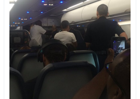 Acusan a una aerolínea estadounidense de racismo por echar a 6 afroamericanos de un avión
